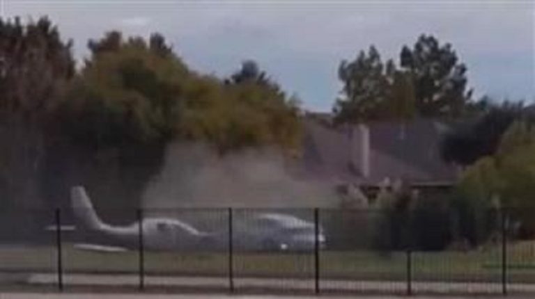 بالفيديو.. “حادث سير” غريب بين طائرة صغيرة وسيارة!