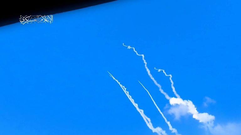 بالفيديو.. رشقات صاروخية تجاه الأراضي المحتلة