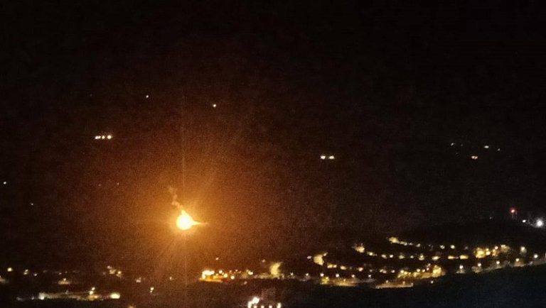 قذائف مضيئة في أجواء مستعمرة المطلة