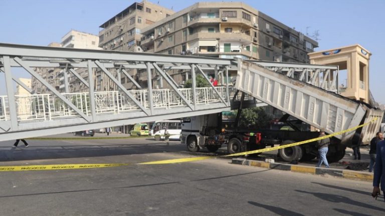 بالفيديو.. انهيار جزء من جسر للمشاة في مصر
