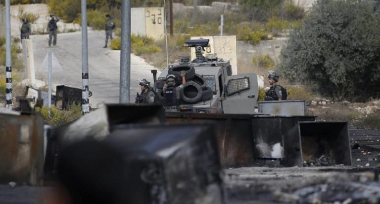 قوات الاحتلال تحاصر مخيم طولكرم