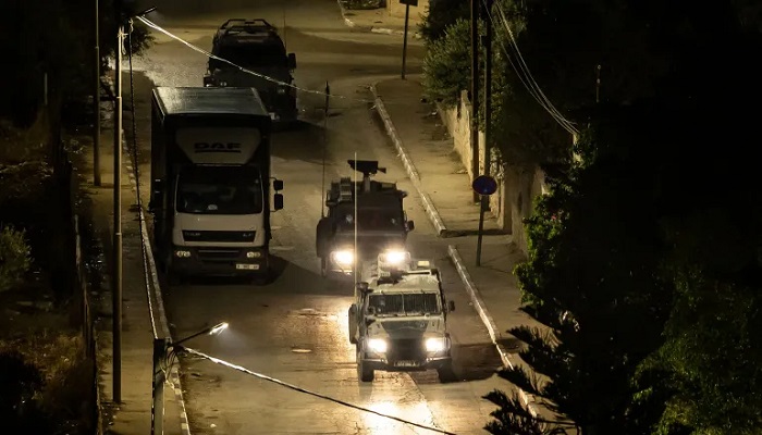 بالفيديو.. قوات الاحتلال تعتدي على المواطنين داخل منازلهم في مخيم جنين