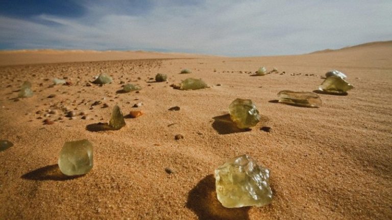 بالصور: هل تم حل لغز أصل زجاج الصحراء الليبية؟