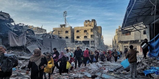 بدء دخول شاحنات الوقود والمساعدات إلى غزة.. والعائلات يتفقدون منازلهم