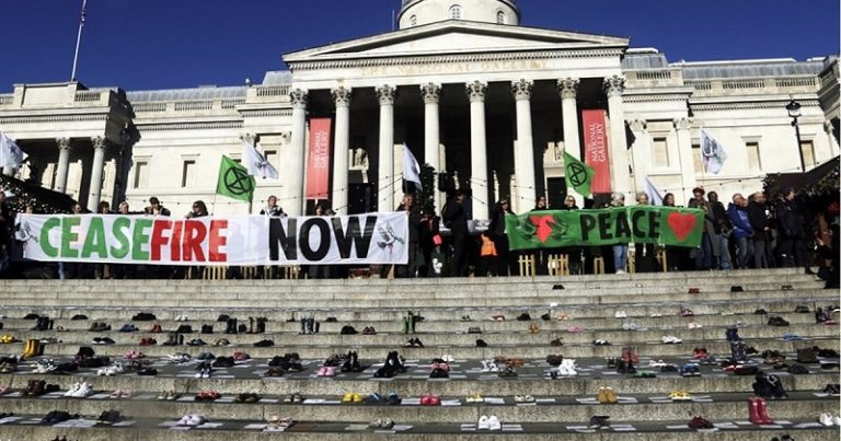 بالفيديو | متطرفون يحاولون إزالة أسماء شهداء غزة الأطفال في لندن