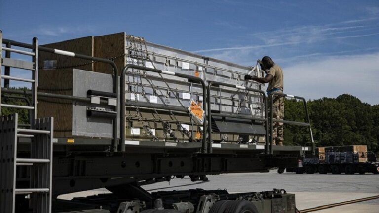 العدو يكشف عن كم ونوع الأسلحة والمعدات التي وصلته