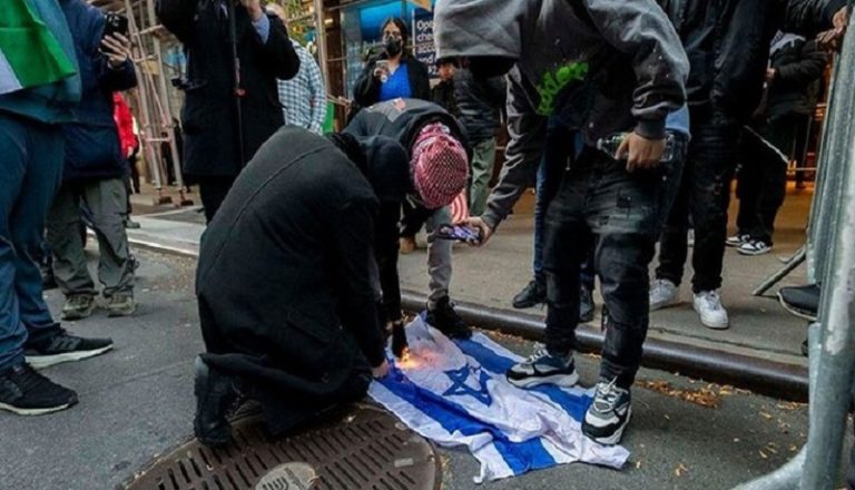 بالفيديو.. تدافع واعتقالات بمظاهرات في نيويورك