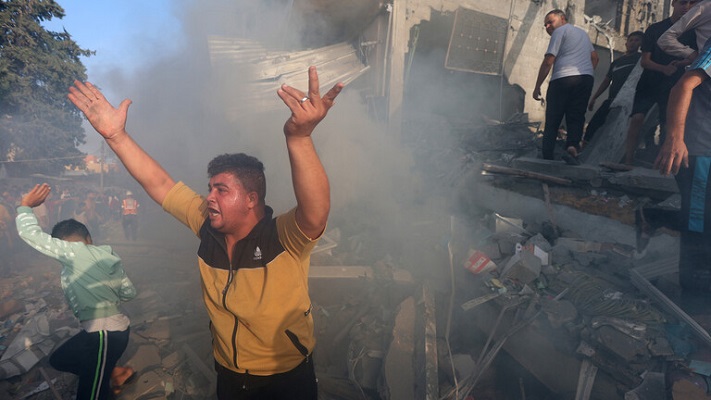 بالفيديو.. الاحتلال يستهدف قافلة مساعدات ومدرسة تضم نازحين في غزة