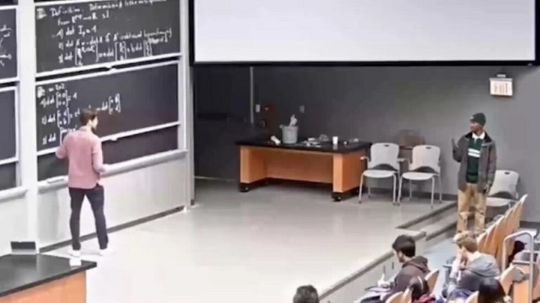 بالفيديو.. طالب يقاطع محاضرة في جامعة أميركية لدعم فلسطين