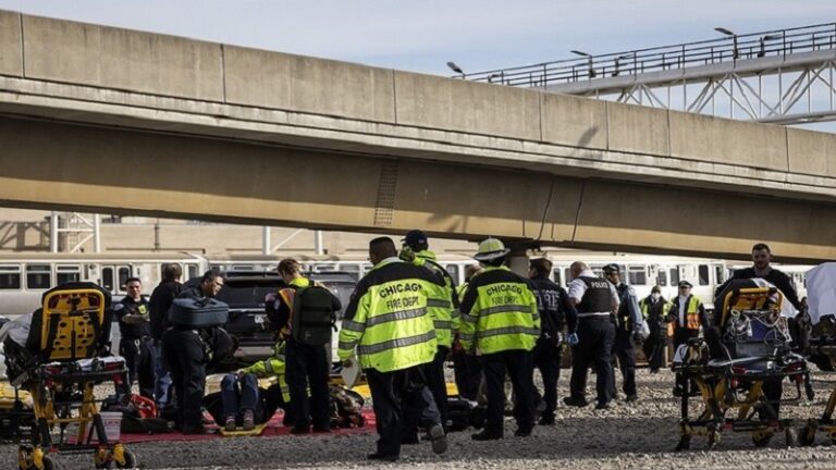 بالفيديو.. عشرات الجرحى باصطدام قطار بكاسحة ثلوج في شيكاغو