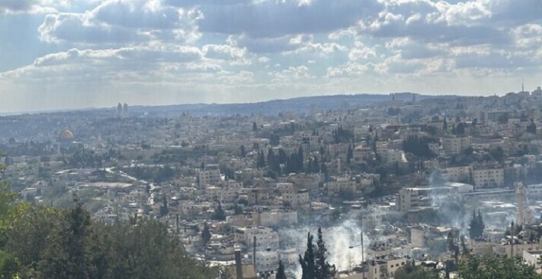 بالفيديو.. مواجهات بين الفلسطينيين وقوات الاحتلال في القدس المحتلة