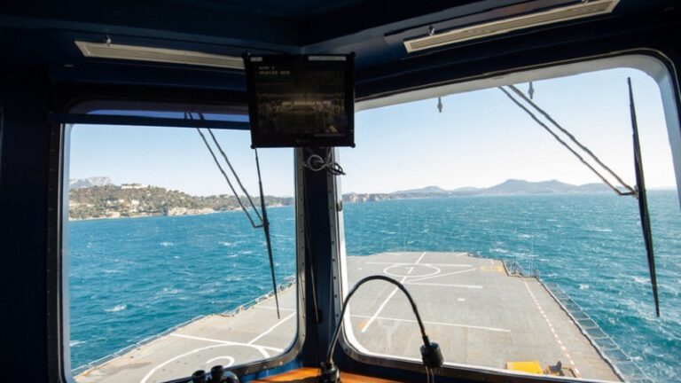 انقطاع الاتصال بالسفينة التي احتُجزت قبالة سواحل اليمن