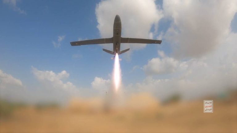 بالفيديو.. “القوات اليمنية” تطلق دفعة من الطائرات المسيرة باتجاه العدو