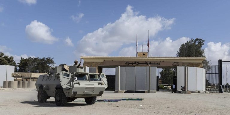 العدو يعيق مرور قوافل المساعدات إلى غزة