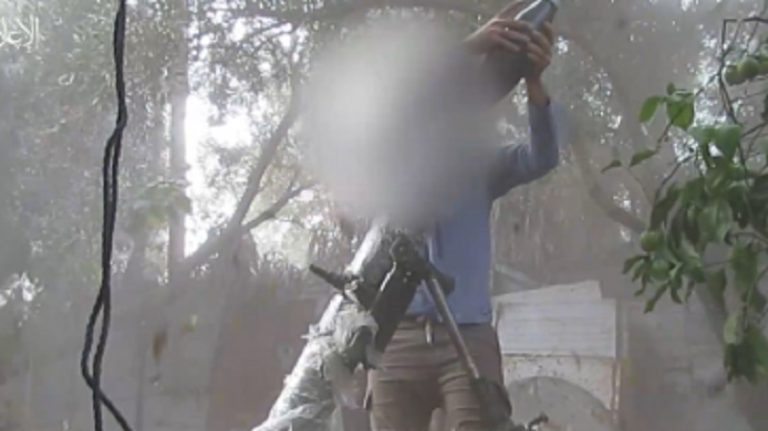 بالفيديو.. “كتائب القسام” تضرب آليات العدو بقذائف الهاون