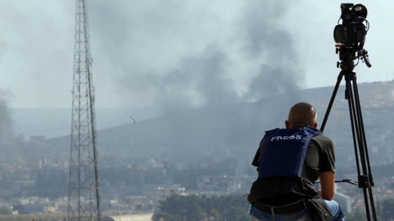 بالصورة.. استشهاد صحافيَيْن ومدني في الجنوب