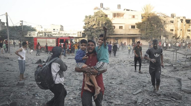 العدو الإسرائيلي يقصف النازحين من شمال غزة