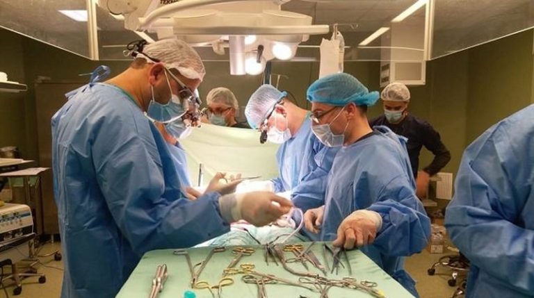 معدات طبية تدخل إلى غزة لإجراء عمليات جراحية