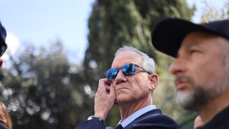 بيني غانتس يهدّد بـ”تحويل جنوب لبنان إلى شمال غزة”