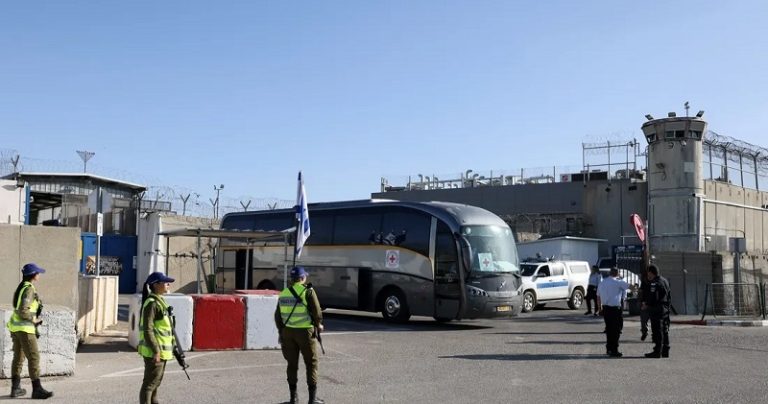 بدء نقل الأسرى الفلسطينيين إلى سجن عوفر تمهيداً للإفراج عنهم