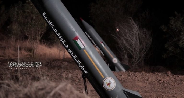 بالفيديو.. “سرايا القدس” تطلق رشقات صاروخية باتجاه المدن المحتلة والمواقع العسكرية