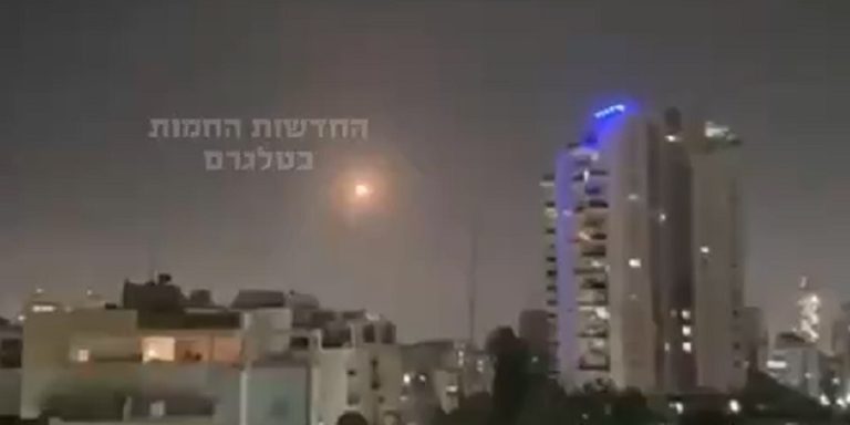 بالفيديو.. صواريخ القبة الحديدية تضيّع طريقها!