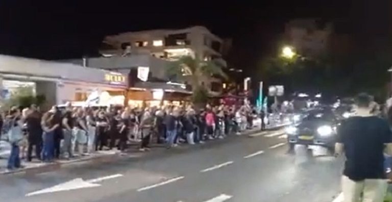 بالفيديو.. مظاهرات في “كريات شمونة” و”حيفا” لوقف إطلاق النار في غزة