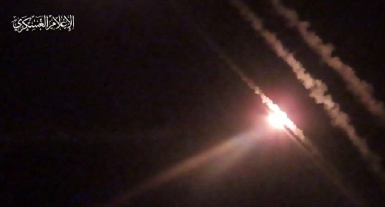 بالفيديو.. “القسام” تطلق رشقات صاروخية باتجاه الأراضي المحتلة