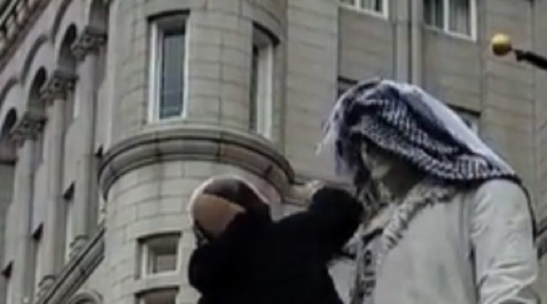 بالفيديو.. الكوفية الفلسطينية على أكتاف الرئيس المؤسس لأميركا بنجامين فرانكلين