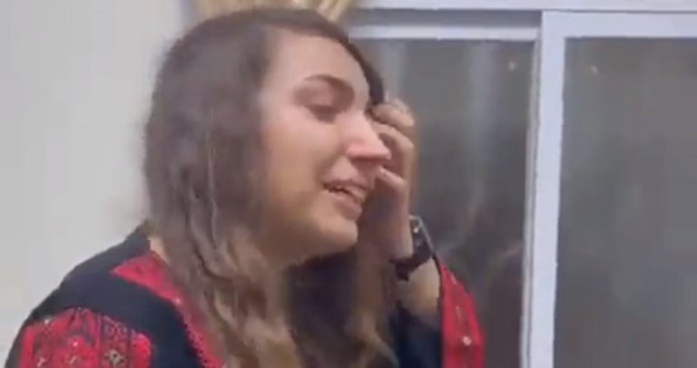 بالفيديو.. الإفراج عن أصغر أسيرة في سجون الاحتلال