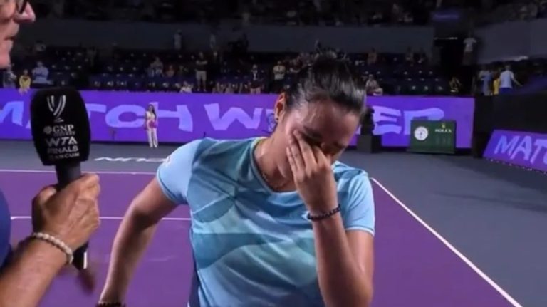 بالفيديو.. أنس جابر تبكي أطفال غزة