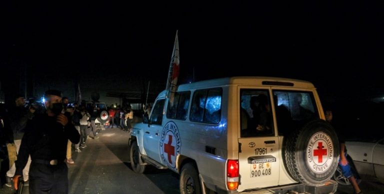 بالفيديو.. لحظة تسليم القسام الدفعة الرابعة من الأسرى