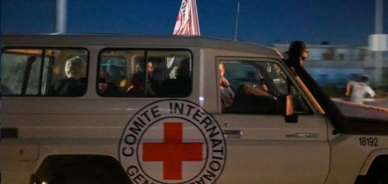 العدو تسلم قائمة الأسرى المتوقع إطلاق سراحهم اليوم