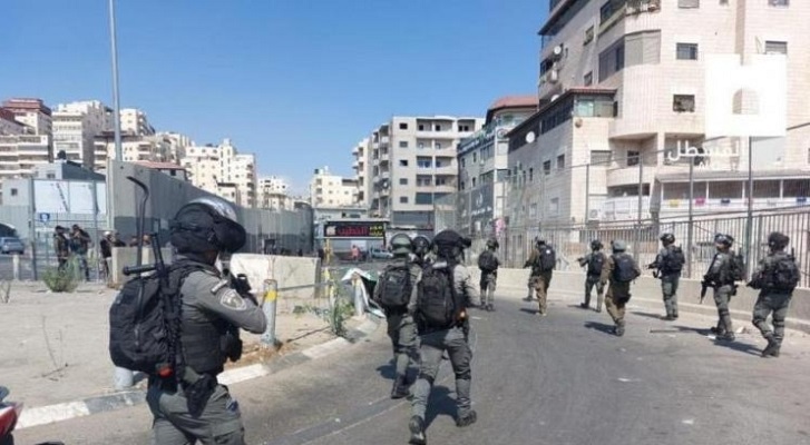 بالفيديو- الاحتلال يقتحم مخيم شعفاط.. ويعتدي على طلاب المدارس