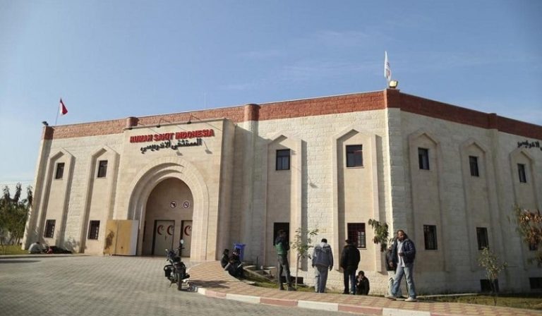 60 جثة أمام ثلاجات الموتى في المستشفى الإندونيسي