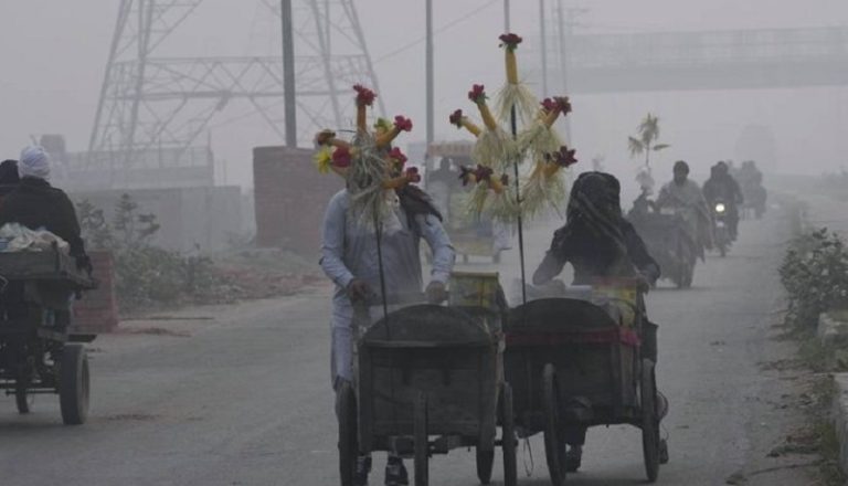 انتشار ضباب دخاني كثيف في باكستان.. وآلاف الإصابات!