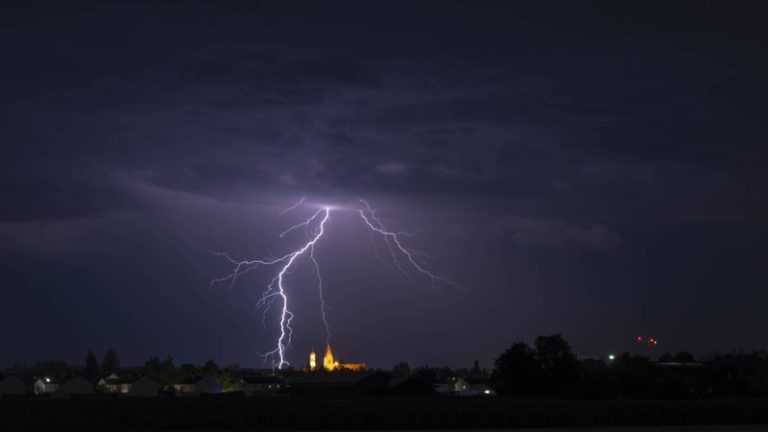 مقتل 24 شخصاً جراء الصواعق في غربي الهند