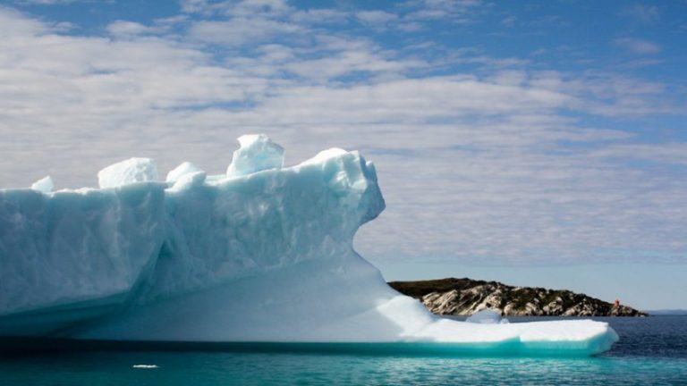 بالفيديو والصور.. أكبر جبل جليد في العالم يتحرك!