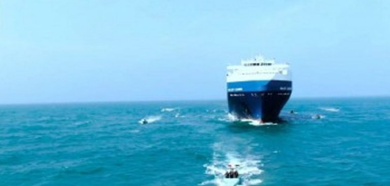 إعلام العدو: “أنصار الله” سيطرت على سفينة صهيونية مقابل سواحل اليمن