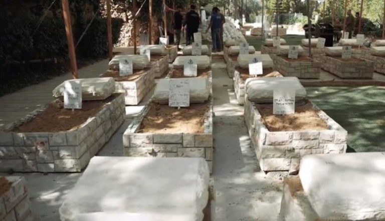بالفيديو.. مدير مقبرة عسكرية “إسرائيلية”: أَدفن جندياً كل ساعة