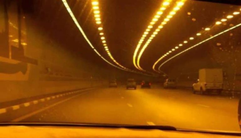 بعد طول انتظار.. إضاءة نفق المطار! (فيديو)