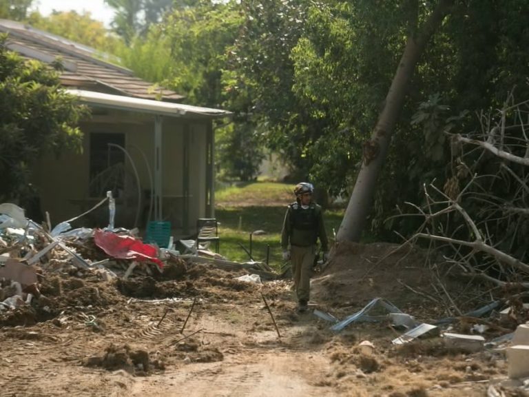 جنود الإحتلال نهبوا بيوت مستوطني غلاف غزة!