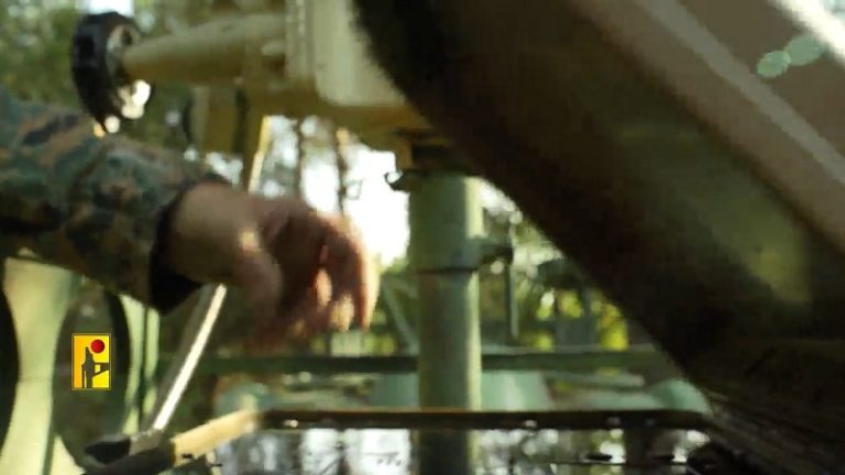 بالفيديو.. استهداف قاعدة “غليلوت” بصواريخ “نصر 2” ومسيّرات انقضاضيّة