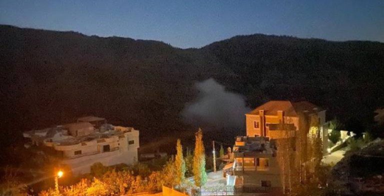 بالصور.. أضرار بالممتلكات بغارة جوية على العديسة