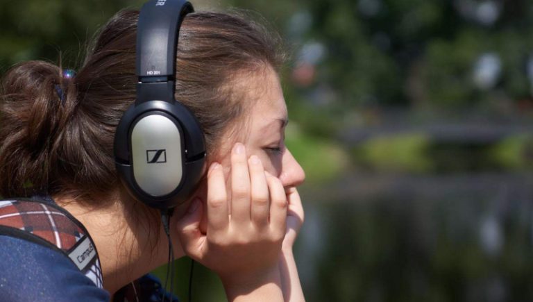 تحذير من الإرتداء المستمر لسماعات الرأس!