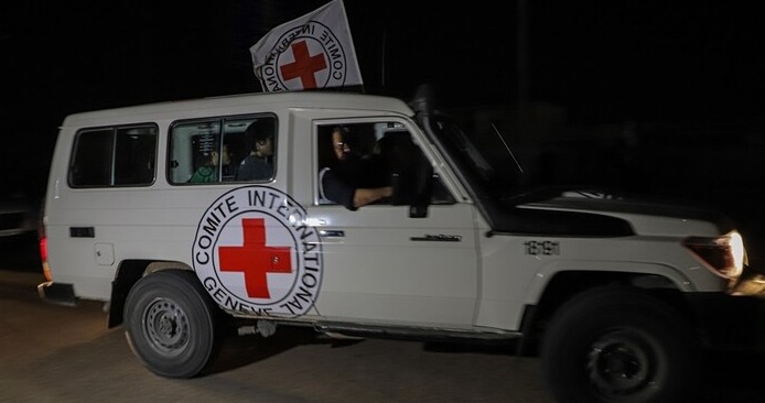 بدء تسليم أسرى العدو إلى الصليب الأحمر