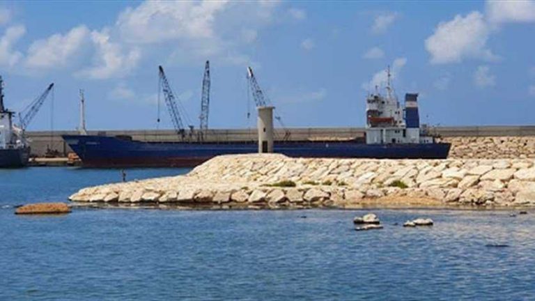 بالصورة.. مرفأ صيدا يستقبل للمرة الأولى باخرة محملة 5000 آلاف طن قمح