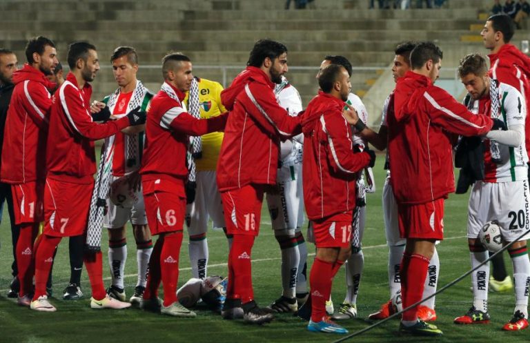 بالفيديو.. فريق تشيلي يتضامن مع فلسطين بالكوفية