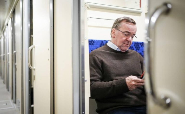 وزير الدفاع الألماني: سنواصل دعم أوكرانيا