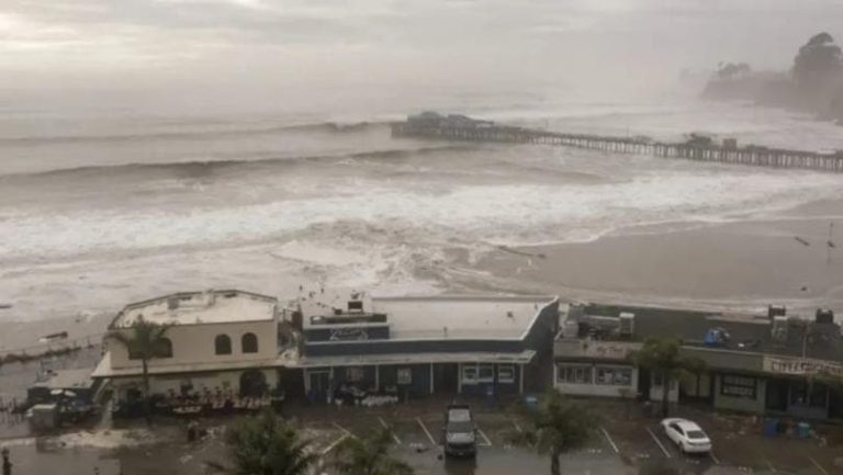 خطر استثنائي… أمواج عاتية تتسبب بفيضانات!